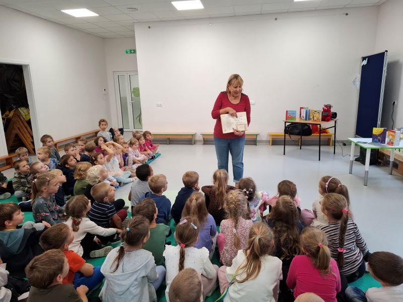 Autorka Ewa Chotomska pokazije książeczkę dzieciom