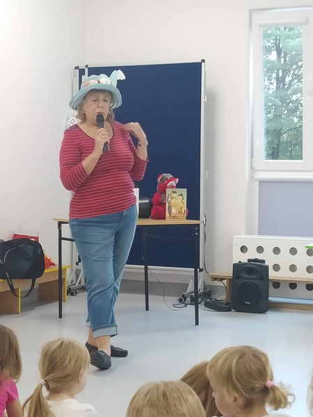 Ciotka Klotka w jednym ze swoich kapeluszy_Easy-Resize.com