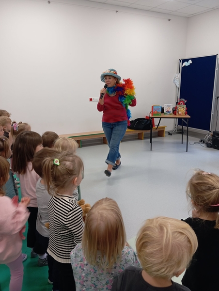 Dzieci tańczą do piosenki Papuga gaduła_Easy-Resize.com