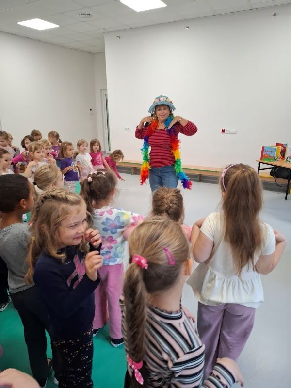 Ewa Chotomska tańczy razem z dziećmi