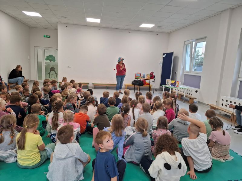 Ewa Chotomska śpiewa dzieciom piosenkę