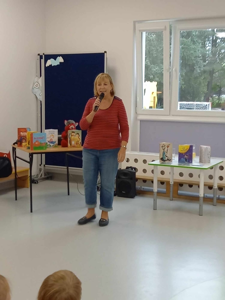 Pani Ewa Chotomska na tle swoich publikacji