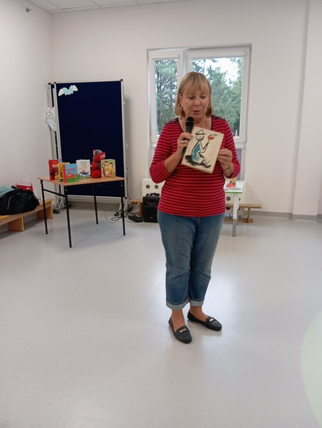 Pani Ewa Chotomska pokazuję pierwszą książkę mamy Wandy Chotomskiej_Easy-Resize.com