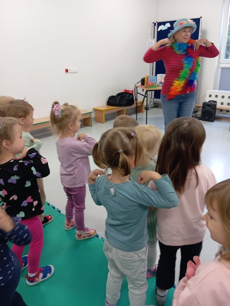 Pani Ewa Chotomska tańczy z dziećmi_Easy-Resize.com