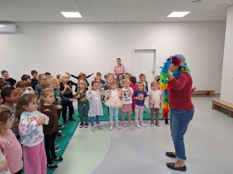 Wspólne tańce dzieci z autorka Ewą Chotomską