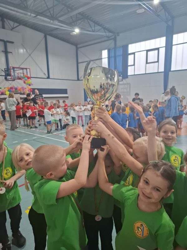 dziei cieszace sie z drugiego miejsca w zawodach sportowych