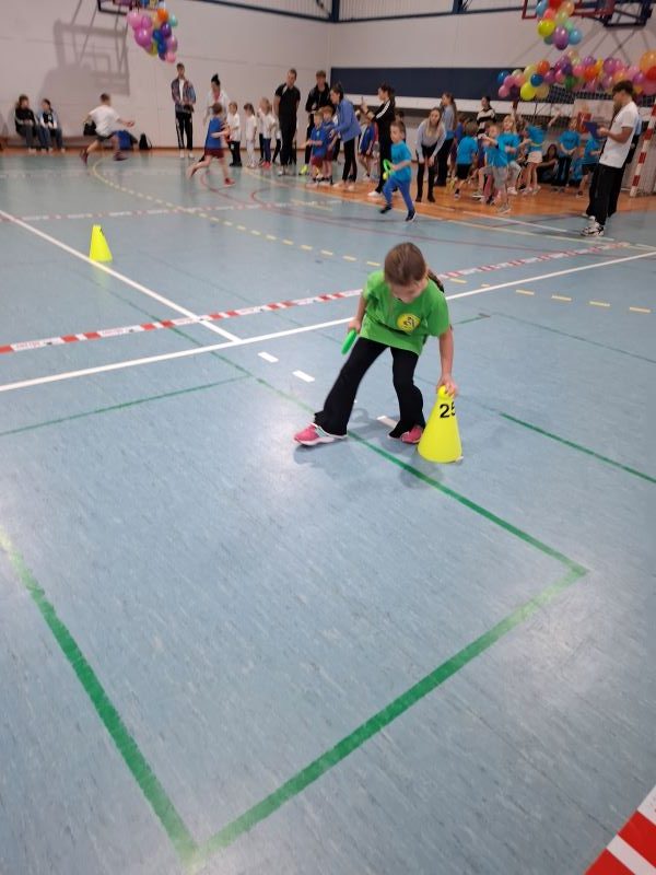 dziewczynka dotykająca pachołek