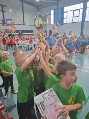 grupa dzieci unosząca puchar za drugie miejsce