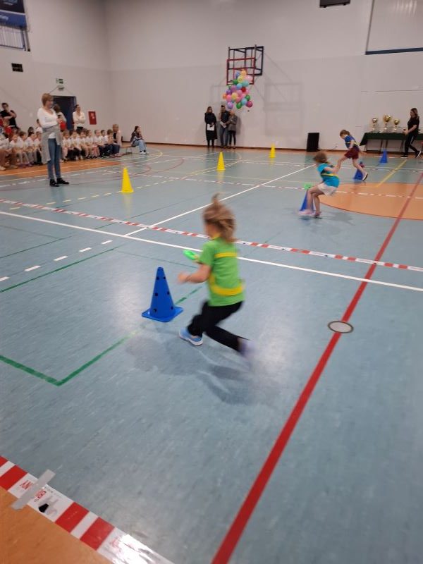 zawody sportowe w sali gimnastycznej