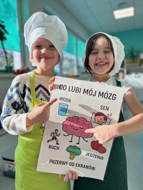 Dzieci z grupy Turkusowej z plakatem promującym zdrowy tryb życia.