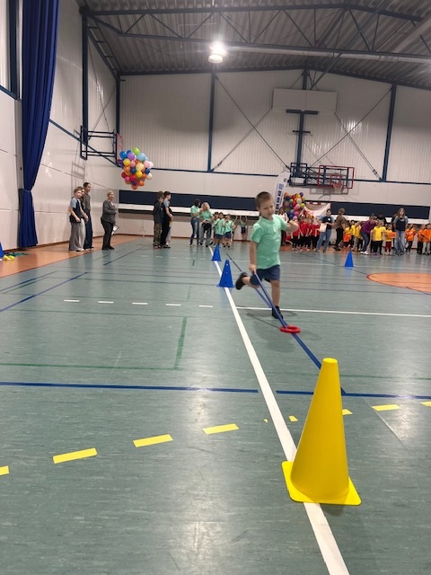 Chłopiec z grupy Srebrnej podczas konkurencji polegającej na przeciągnieciu na wyznaczonej trasie gumowego krążka na czas.