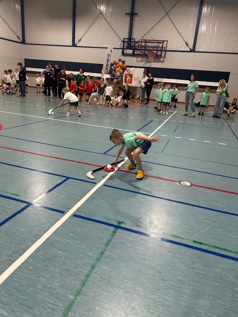 Chłopiec z grupy Turkusowej podczas konkurecji z kijem hokejowym.