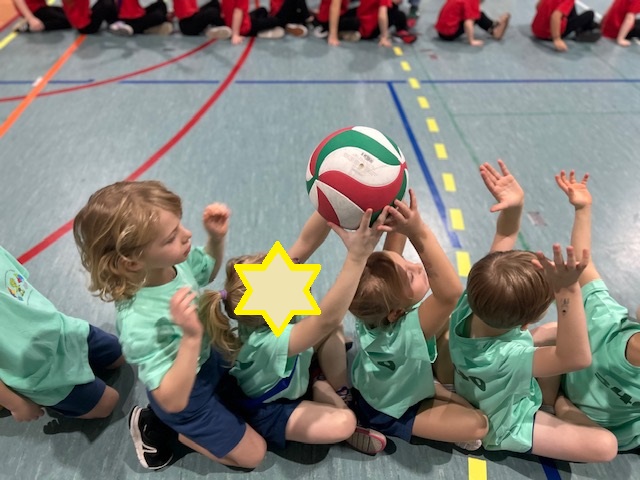 Dzieci z przedszkola 340 podczas konkurencji z przekazywaniem piłki w rzędzie.