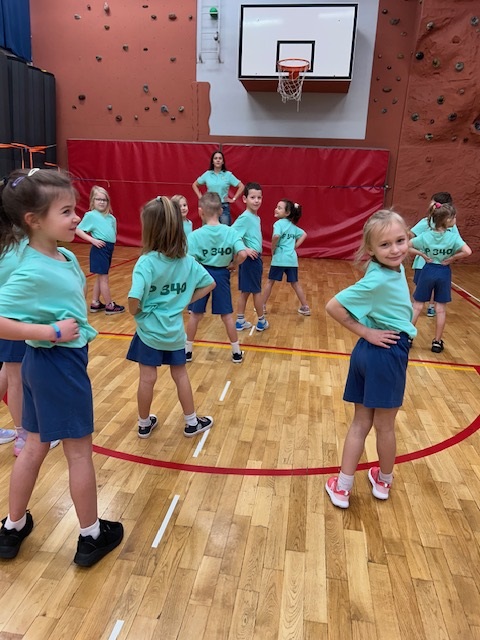 Dzieci z przedszkola 340 podczas rozgrzewki przed zawodami.