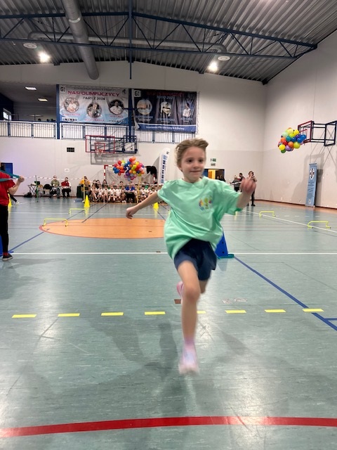 Dziewczynka z grupy Turkusowej podczas konkurencji na czas.