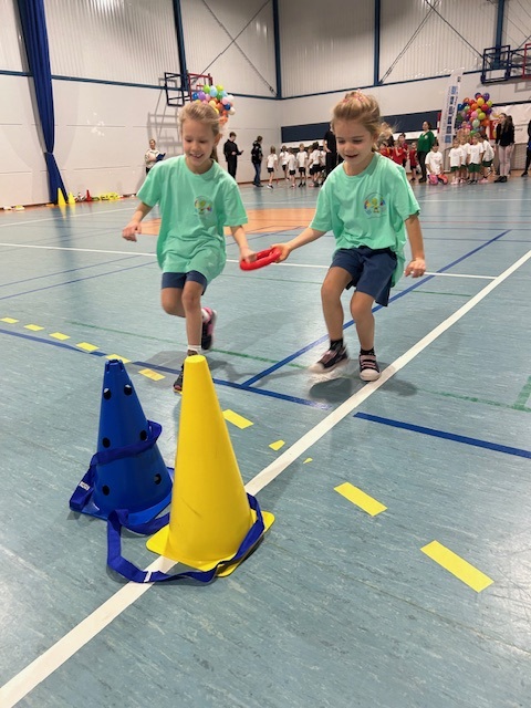 Dziewczynki z grupy Srebrnej podczas konkurencji w parach na czas.