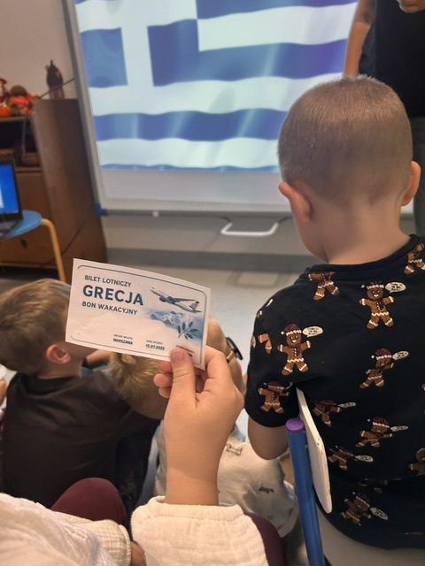 Dzieci z grupy niebieskiej podczas rozwiązywania rebusu na zajęciach o Grecji.