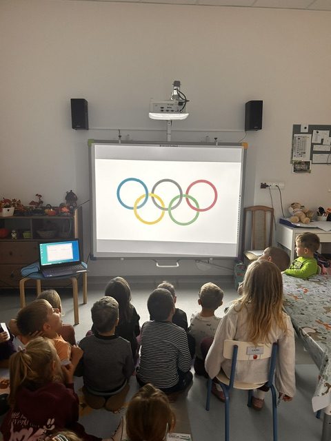 Dzieci z grupy niebieskiej poznają skąd się wzięły Igrzyska Olimpijskie.