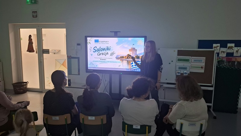 Nauczycielka przedstawia kadrze pedagogicznej przedszkola szczegółową relację z wyjazdu do greckich Salonik w ramach projektu Erasmus .