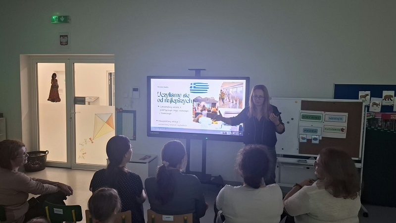 Nauczycielka przentuje poznane na wyjeździe metody pracy z dziećmi o zróżnicowanych potrzebach edukacyjnych.